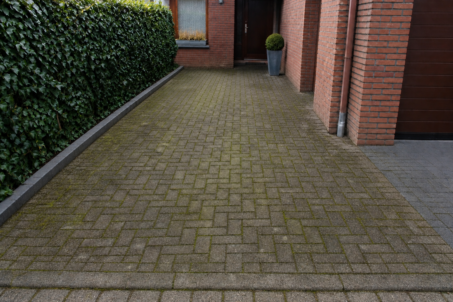 Voor ontmossen oprit